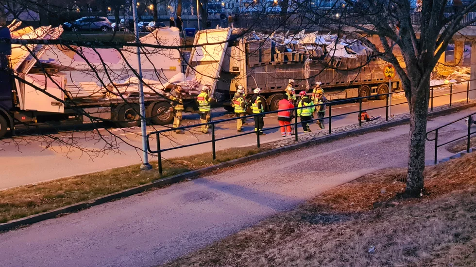 Ingen person kom till skada i samband med kraschen, men lastbil och släp trasades sönder.