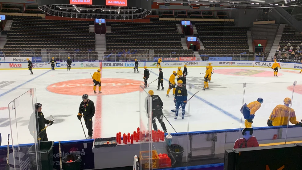 22 utespelare och tre målvakter deltar på AIK:s träning under tisdagsförmiddagen.