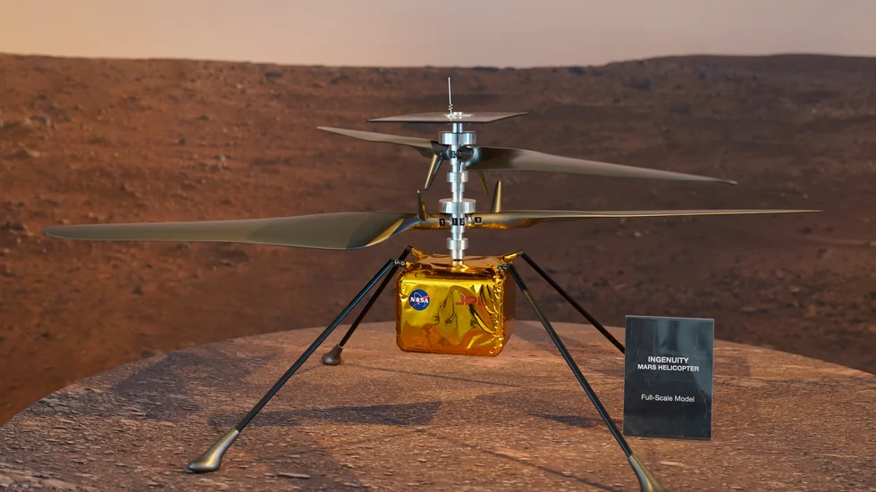 Minihelikoptern Ingenuity har en fullskalig kopia som här fotograferats hos Nasas Jet Propulsion Laboratory i Pasadena, Kalifornien. Arkivbild