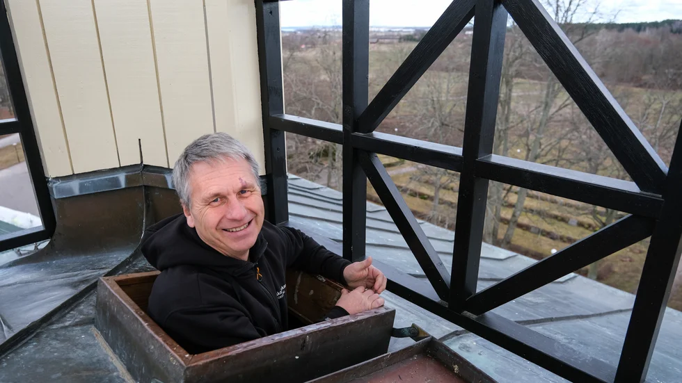 Uppe i kyrktornet i Kärna kyrka har man god utsikt. "Härifrån kan man se röken från skorstenen i Skärblacka på andra sidan Roxen", säger Kjell Tedenstrand.