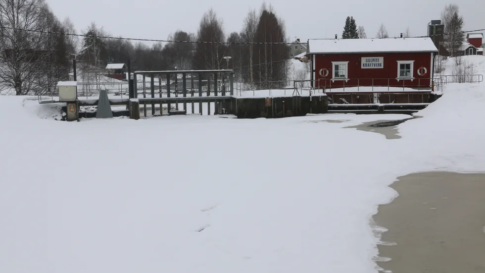Lillpite kraft ställer in förhandlingarna i mark- och miljödomstolen den 20-21 maj. Rivningen av kraftverken står dock fast, men först fiskar bolaget efter ekonomiska bidrag från vattenkraftens miljöfond. 
