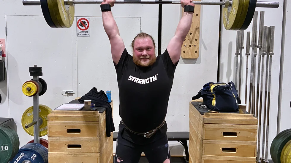 Det spritter ungefär så mycket man kan hoppas på i Hampus Lithéns tunga lyftarkropp inför torsdagens flygresa till Moskva. Nyköpingsbon är i fin form inför EM i supertungvikt. 