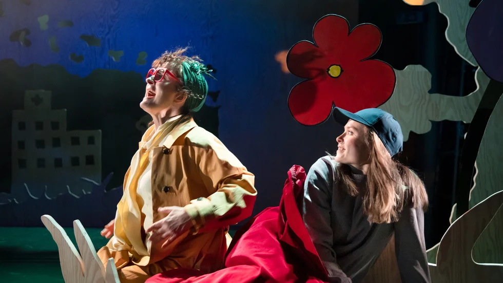 Lolo Elwin och Tiril Wishman Eeg-Henriksen i "Blåkepsen och Vargluvan". 