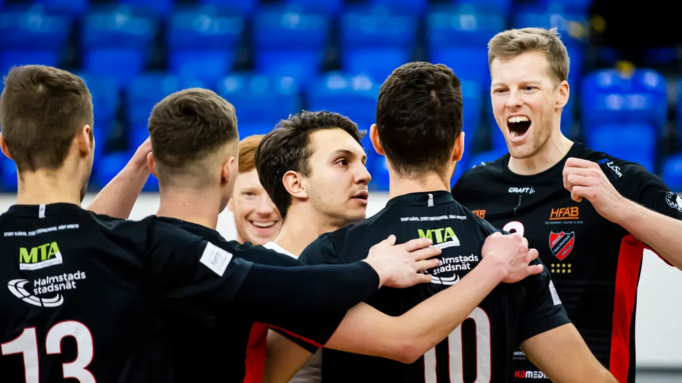 Marcus Nilsson, till höger, och hans Hylte/Halmstad firar avancemanget till SM-final i volleyboll.