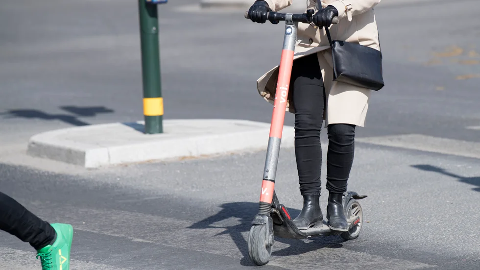 En förare på elsparkcykel stoppades i natt i Visby. Föraren är anmäld för olovlig körning. Bilden är tagen i ett annat sammanhang.