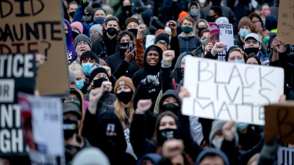Protest utanför ett polisstation i Brooklyn Center efter det att en svart 20-årig man skjutits ihjäl under ett ingripande.