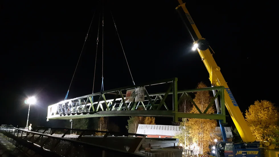 Cirka tio år efter förstudien inleddes kunde bron till den nya gång- och cykelvägen lyftas på plats.