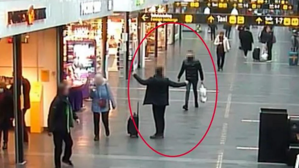 Ett flertal övervakningskameror fångade Eskilstunabornas möte på Malmö Central. Säcken med ris ligger i den vita påsen.