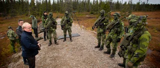 Försvarsministern på skjutvallen vid besöket på K 4 – inledde med bom • Ser stor potential i Norrbotten 