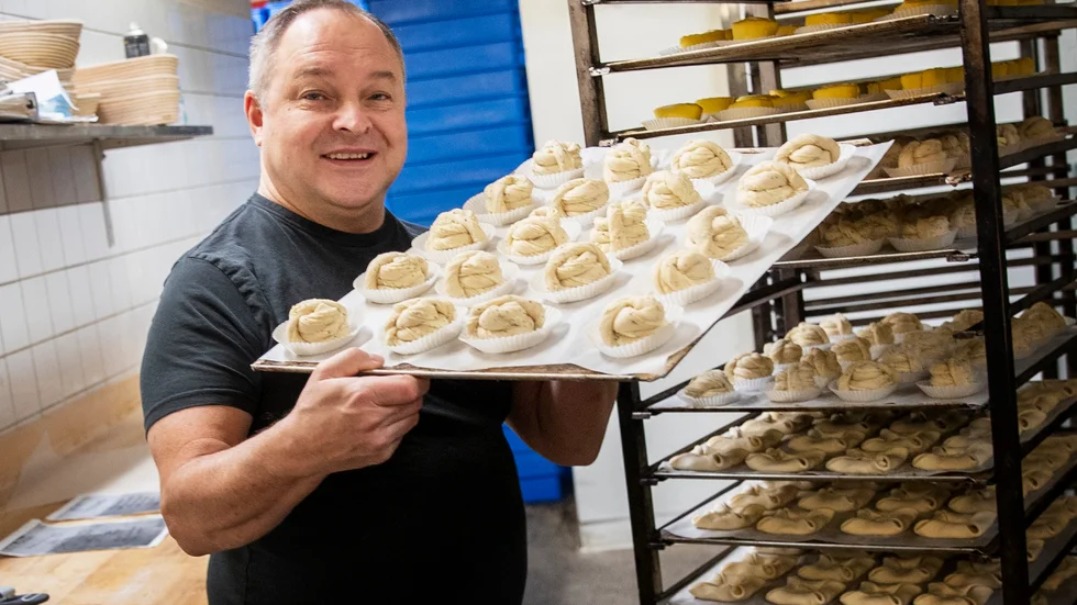 Mikael Anklev har bakat kanelbullar hela natten.