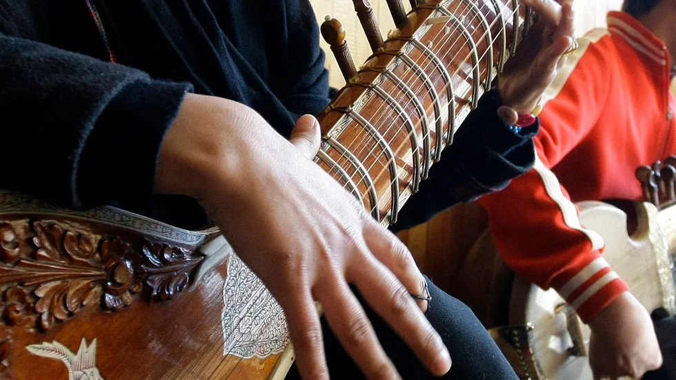 En flicka spelar sitt instrument på Afghan National Institute of Music i Kabul. Ett hundratal personer knuta till skolan har nu lyckats lämnat landet, skriver New York Times. Arkivbild.