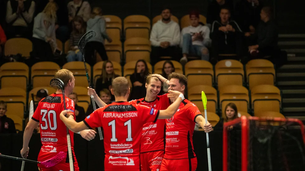 Solfjäderstadens Mikael Sonesson, Anton Abrahamsson, Oscar Bierfeldt och Joel Hermansson firar ett av många mål mot Craftstaden. En storseger som var ett statement av Motalalaget. Det är kring övre strecket striden kommer att stå i ettan.