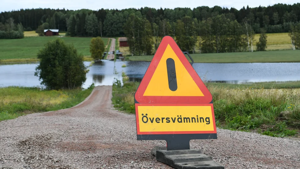 Väder sammanblandas ofta med klimat. "Extremväder" tas som intäkt för att undergången är nära; ivrigt påhejad av mediavinklar. En nyktrare och mer saklig diskussion om väder klimat och åtgärder för skydd och prevention från större problem bör ersätta dagens ytterkantshållning från etablerade kretsar. 