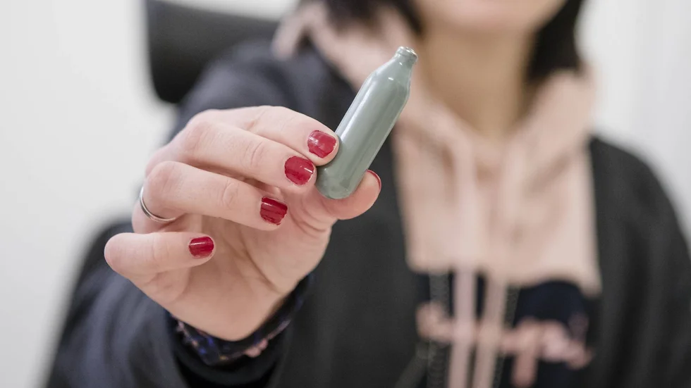 Lustgaspatroner till gräddsifoner säljs oftast i vanliga butiker men även på nätet. De är inte olagliga, men används av unga som är på jakt efter rus eller kickar. (Arkivbild)