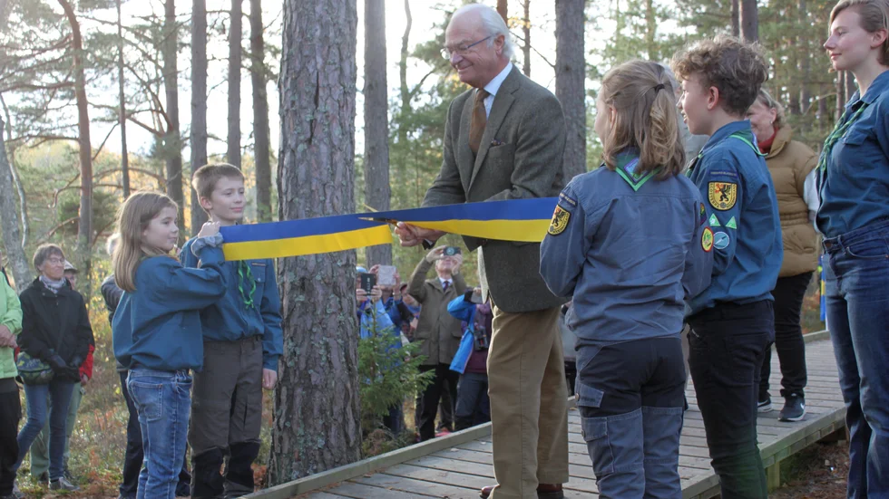 Kung Carl XVI Gustaf klippte högtidligt bandet vid Bruksslingan. Leden är omkring 4 kilometer lång och med hjälp av de 1,3 meter breda spängerna kommer man bland annat ut till en ö med ett vindkydd, en grillplats och en handikappstoalett.