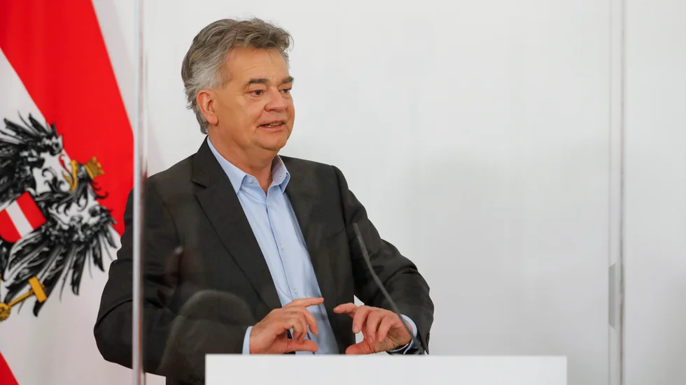 Österrikes vicekansler, tillika partiledare för De gröna, Werner Kogler ska under dagen träffa utrikesminister Alexander Schallenberg (ÖVP) som ser ut att ta över efter avgående förbundskansler Sebastian Kurz. Arkivbild.