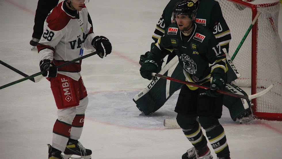 Johannes Hellsten täcker upp framför Benjamin Johansson i förlustmatchen mot Väsby hemma i Bahcohallen.