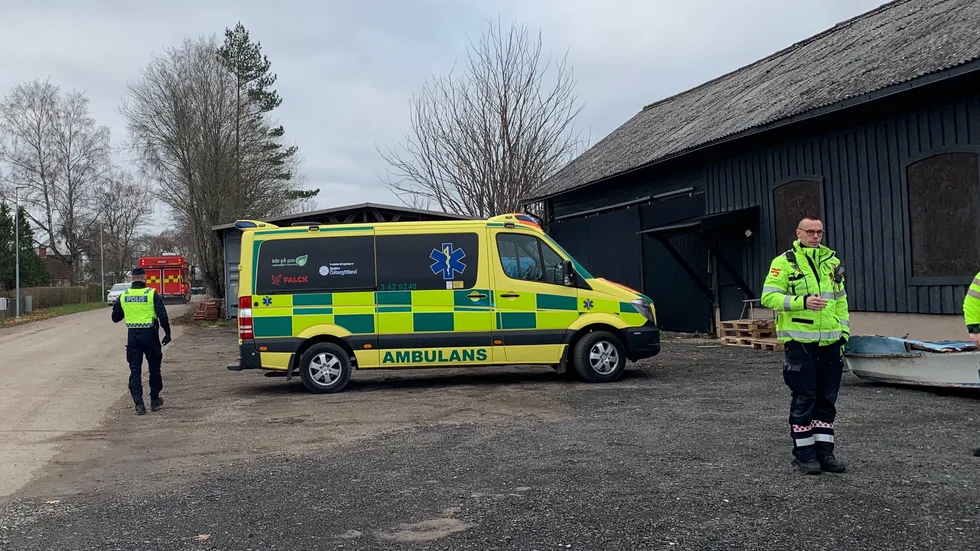 Ambulans och polis vid platsen.