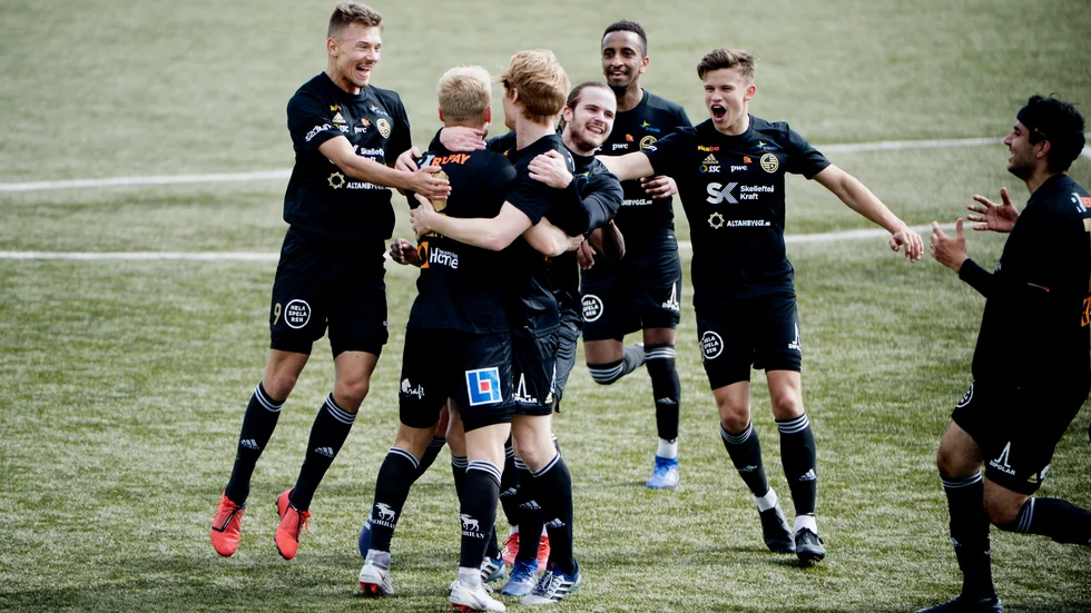 Gino Berg och Skellefteå FF jublar efter 2–0-målet. 