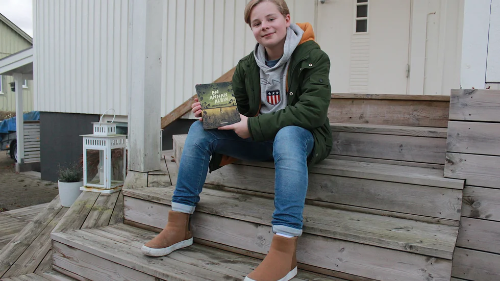 13-årige Leon Sandelius från Hultsfred har huvudrollen i radiodramat "En annan Albin", efter Johan Unenges bok med samma namn. "Det är en bra bok, jag tror det blir väldigt bra", säger han.