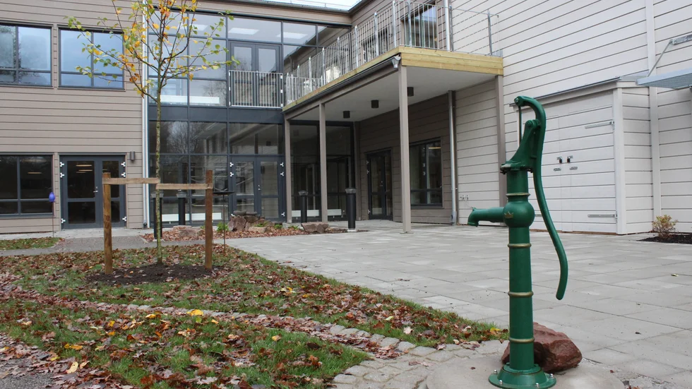 I dag vill man kassera sju fullt utrustade kök med modern utrustning, bygga om ett nybyggt centralkök, köpa in sju nya mattransportvagnar för att laga maten centralt, skriver en anhörig.