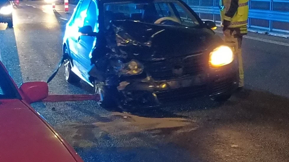 Två bilar körde ihop på Linköpingsvägen under söndagskvällen.