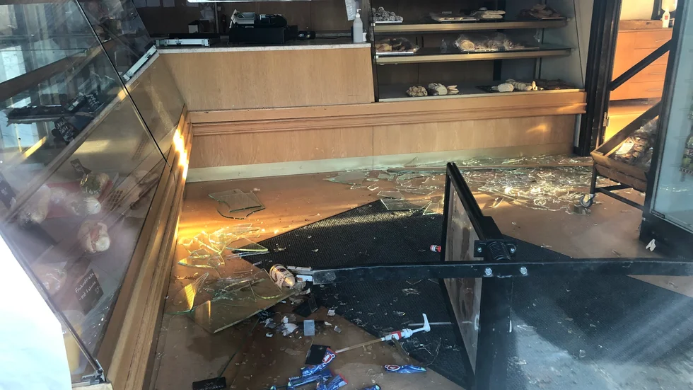 Inne i brödbutiken hade montern till en av bröddiskarna krossats, det är oklart om även bröd stulits men pengar hade stulits från kassan, uppger polisen.