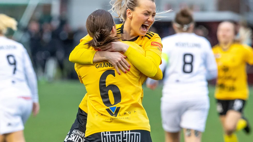 Elin Åkerman skriker ut sin glädje. 