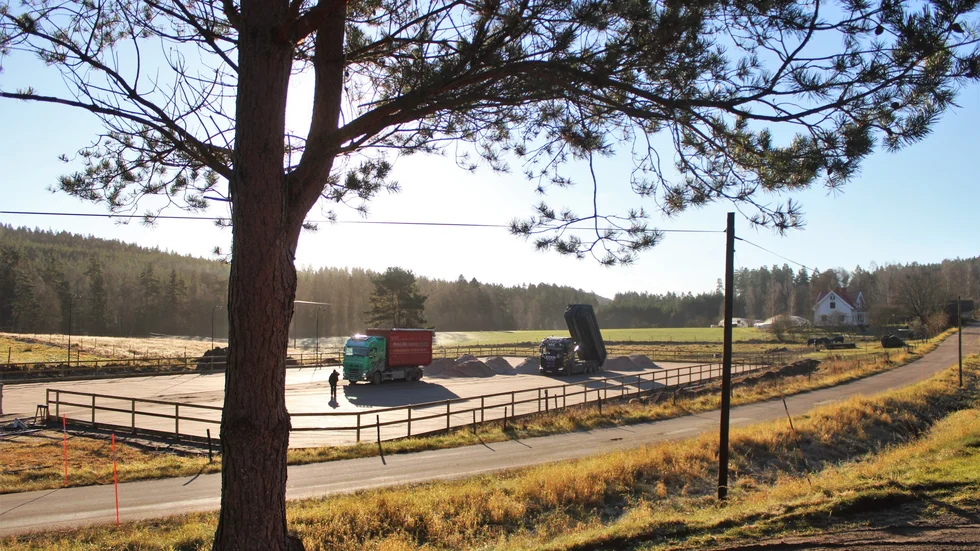 Kinda ryttarförening är en av 27 lokala föreningar som fått ta del av pengar från Kinda-Ydre Sparbanks utvecklingsfond "Idéfonden" i år. Totalt skickades 44 ansökningar in. Nu håller ryttarföreningen på att rusta upp sin ridbana, med hjälp av bidraget om 80  000 kronor. 