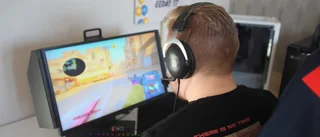 Strängnäskillen Adam, 20, tävlar för landslaget i Counter-Strike – reser till Israel för VM: "Målet är så klart att vinna"