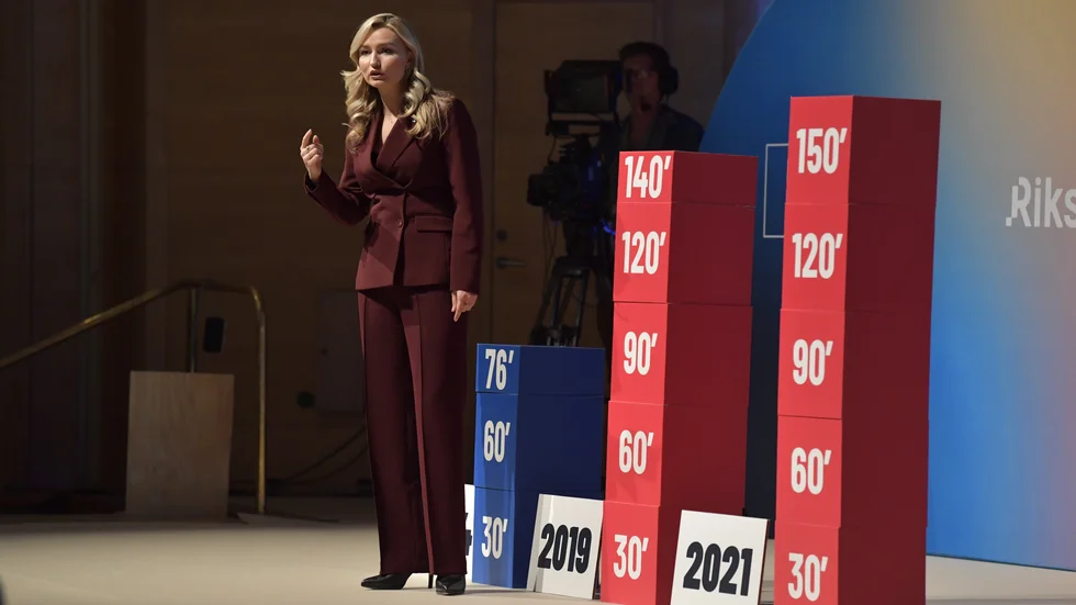 Ebba Busch byggde klossar för att visa på vårdköernas utveckling när hon talade på rikstinget på fredagen. 