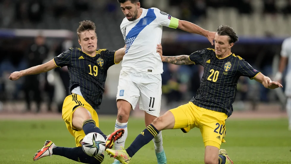 Anastasios Bakasetas bryter fram mellan Mattias Svanberg (till vänster) och Kristoffer Olsson i VM-kvalet i Aten. Bakasetas gjorde ett av målen i grekernas 2–1-seger. Mot Georgien får centrala mittfältsduon Olsson-Svanberg troligen en ny chans.