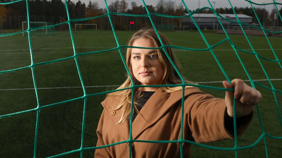 Nejra Vazda tillbaka på Fanna IP och fotbollen, "Otroligt skönt att vara tillbaka eftersom jag växt upp med fotbollen, en fotbollsplan är bland dom roligaste och säkraste platserna jag vet om" säger hon.