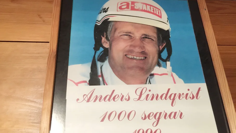 Anders Lindqvist nådde tusen segrar som kusk redan 1990. Det här porträttet av honom hänger på hans gamla hemmabana Umåker.