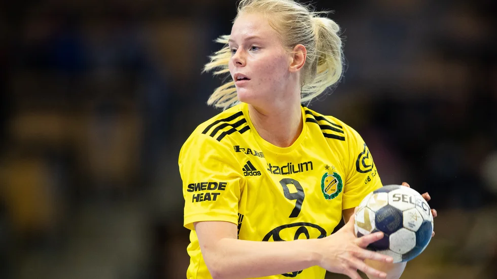 Vadstenatjejen Nina Koppang måste ta en timeout från handbollen. 