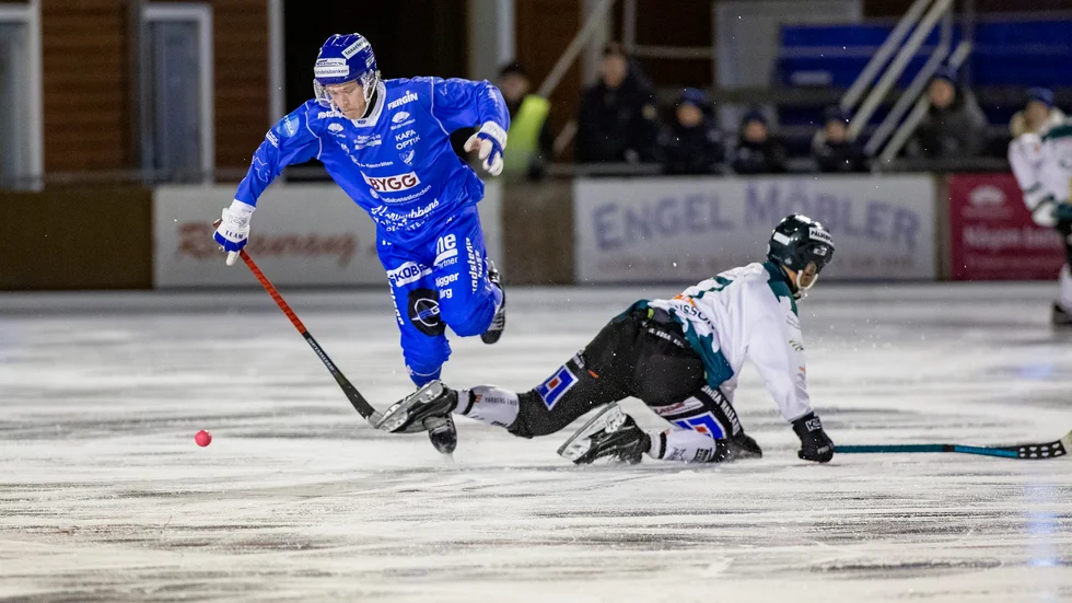 Axel Hansson spelade i fjol med IFK Motalas elitserielag. Nu har han bytt klubb till Katrineholms allsvenska lag. IFK har i sin tur fått serieindelningen till den nya ettan.