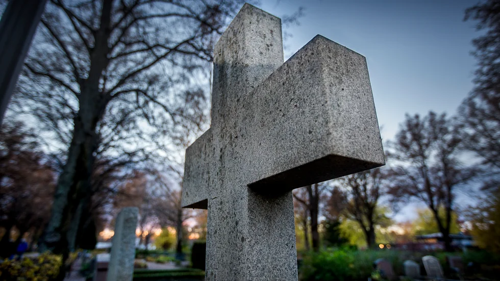 Hur kan man stjäla gravlyktor på kyrkogården, skriver Ulla Fredén.