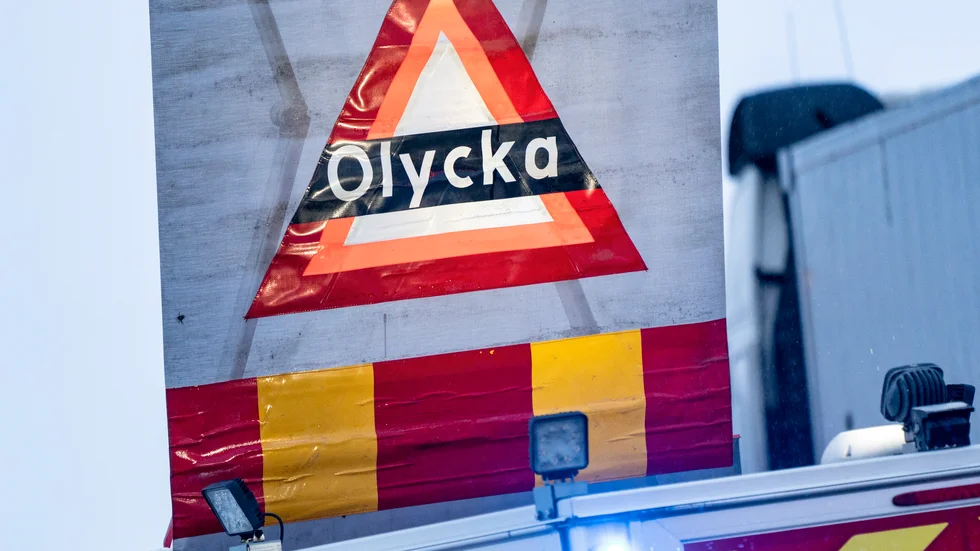 En person har förts till sjukhus efter att ha blivit påkörd av en lastbil på E20 under söndagsförmiddagen.