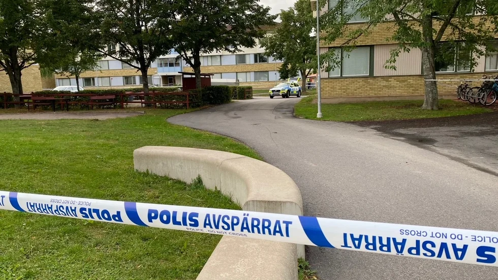 Ett område i Ryd spärrades på måndagskvällen av efter uppgifter om flera höga smällar. 
