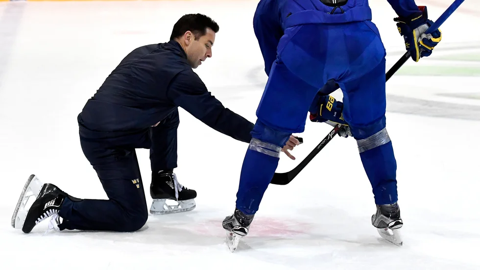 Todd Woodcroft övar tekning med Victor Rask under VM 2017. Nu är kanadensaren tillbaka i Tre Kronors stab, till OS i Peking.