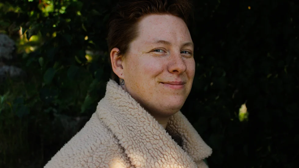 Mathilda Axelsson, lärare på kulturskolan, från Mörlunda.

– Jag gillar hösten. Den är en saga. Det finns något djupt i den. Det är kallt och blåsigt och man kan sitta inne och kura skymning framför en öppen eld – det är det absolut bästa med den här tiden. 

– Man får inte glömma att gå ut i naturen och titta på alla färger. Känner man sig nere av mörkret och kylan så är mitt bästa tips att lyfta blicken. Lyft blicken och titta på alla löven och färgprakten. Hösten är faktiskt min allra mest kreativa period på hela året. 