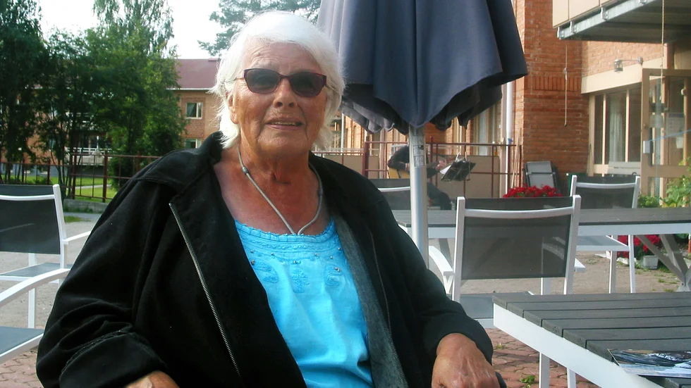 80 år har hon hunnit bli, Arvidsjaurs okrönta jazzdrottning Inga-Lill Degerman som visserligen slutat sjunga jazz offentligt men som däremot gärna om tillfälle ges skulle vilja göra en liten come back som vissångare.