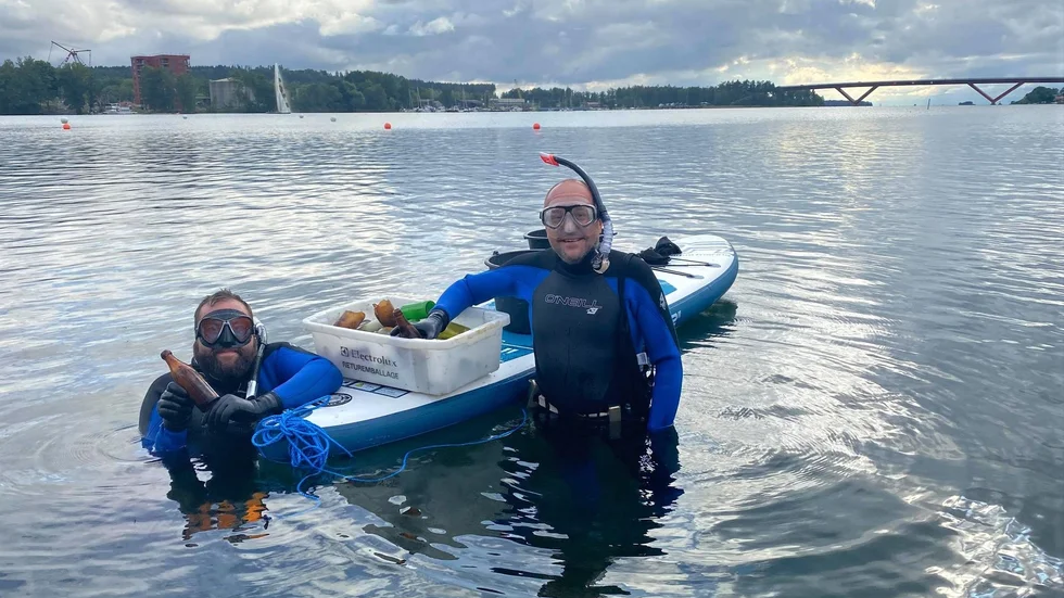 Albin Kälvesten tillsammans med sin pappa Bertil Kada nedanför strandpromendagen tidigare i somras. 