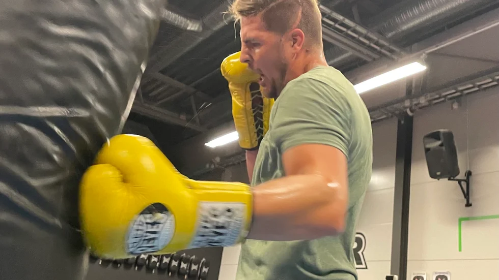 Erik Skoglund har trappat upp träningen ytterligare och kör numera lätt sparring. Parallellt ska han jobba med att hjälpa andra, med onlinecoaching hos danska Lenus.