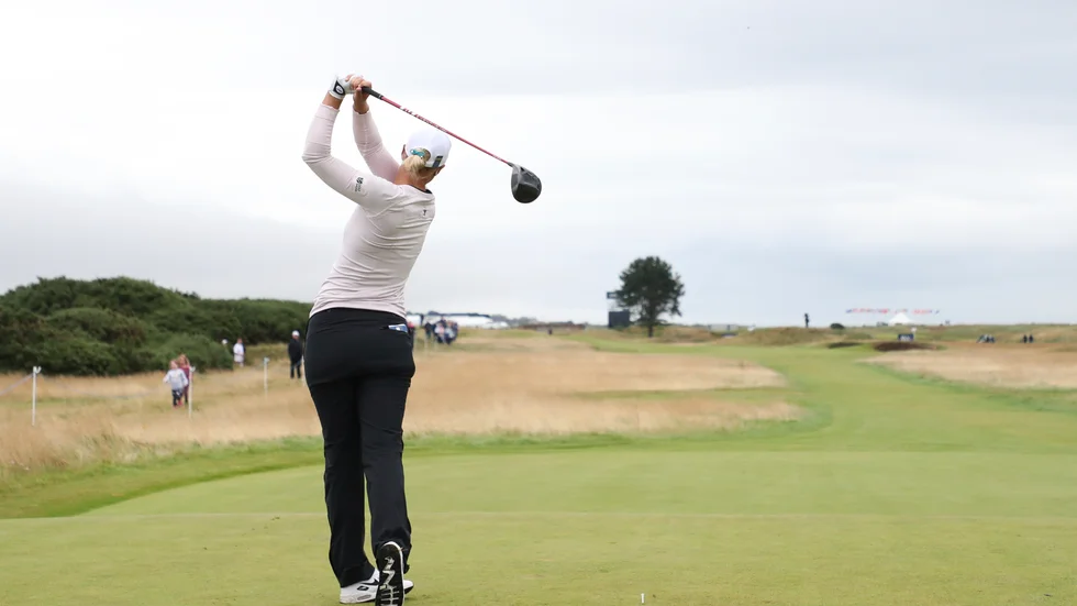 Anna Nordqvist slår ut på det 15:e hålet.
