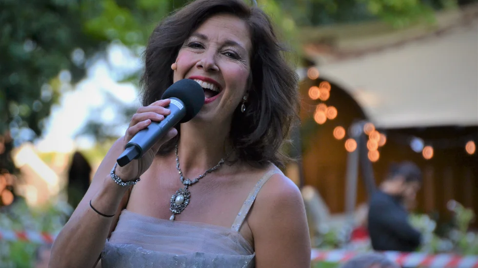 Sångerskan Olivia Stevens roade publiken i stadsparken i Katrineholm under lördagskvällen i ett grundligt coronasäkert evenemang med musikallåtar från förr.
