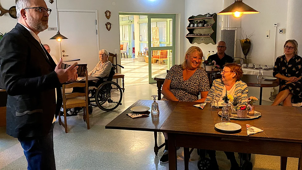 Niklas Wrångberg gästade Lindögården på torsdagskvällen för att berätta hur Sankta Gertrudserien kom till.  Böckerna har varit föremål för högläsning på boendet under vintern och våren. Fia Wilensjö, som läst högt, och Annika Andersson, som bor på Lindögården, har haft stor behållning av högläsningsstunderna.