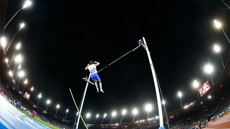 Armand Duplantis tar sig lätt över ribban under Diamond League-finalen i Zürich.
