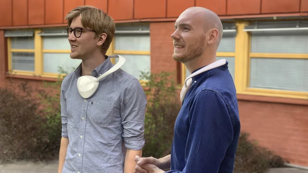 Martin Åhlén och Adam Mattsson, andrapristagare av de nationella bidragen i James Dyson Award, testar sin produkt Beathoven som ska ge hörselnedsatta och dövblinda en omfattande musikupplevelse. 