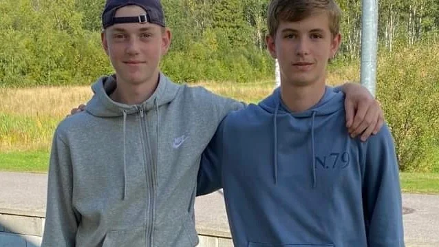 Motaladuon Noel Eriksson och Kristoffer Moldovanis är redo för TV-puckens kvalspel där pojkarna börjar nu på fredag mot Blekinge i Stiga arena i Tranås.